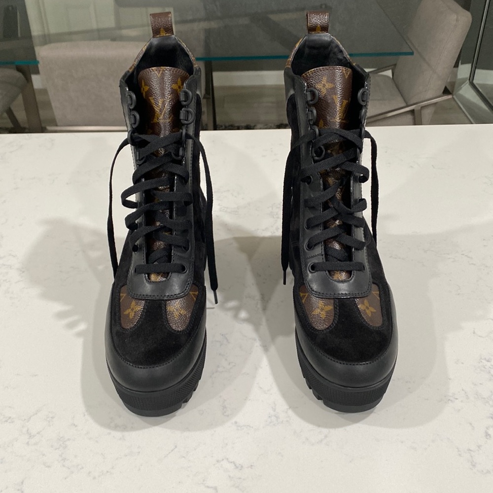 New never worn Louis Vuitton LAUREATE PLATFORM DESERT BOOT authentic